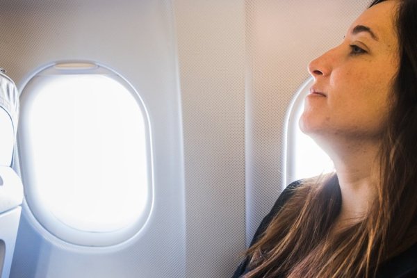 Is it hard to sleep when taking a flight? Simple 1 breathing method to help you fall asleep naturally: no eye mask or pillow